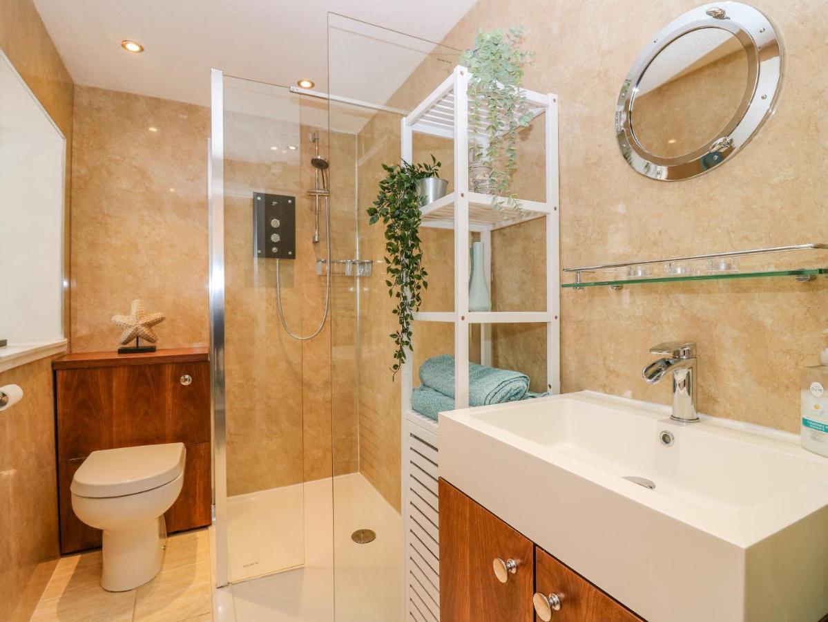 The Wee Hideaway Apartment คูพาร์ ภายนอก รูปภาพ