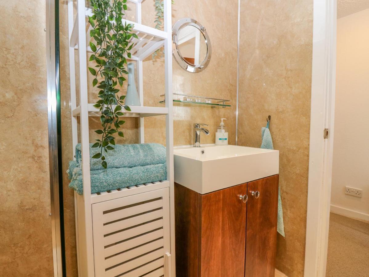 The Wee Hideaway Apartment คูพาร์ ภายนอก รูปภาพ